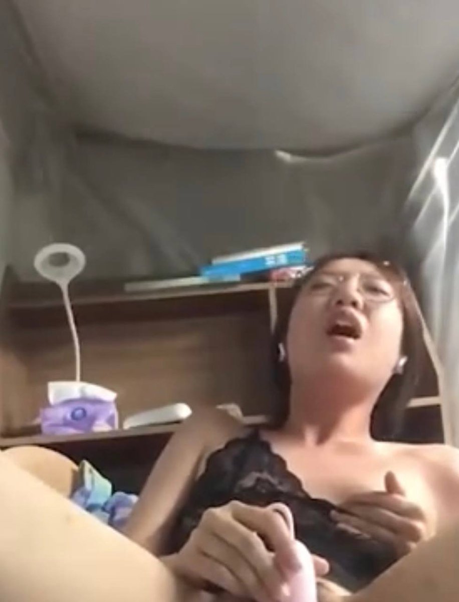 女生宿舍传闻

一直有传闻说：女生宿舍是高品质作品的爆发地，不知道是真的还是假的

宿舍里就你一个人的时候，男朋友打视频电话过来，一再要求看一看你。。。

夜深人静一个人在宿舍的时候，你没男朋友你单身。。。

舍友都出去了，男朋友来宿舍看你的时候。。。

老规矩，评论区不好看你们直接开喷。 https://t.co/C1H0W7CBPh