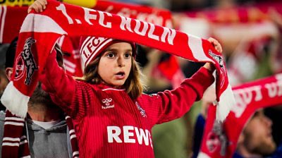 FR_FCKoln's tweet photo. 👸Car elles incarnent elles aussi le cœur battant du 1.FC Köln, de 7 à 77 ans, des tribunes du Mungersdorf jusqu’aux terrains du Franz Kremer Stadion…

👑En cette journée internationale pour les droits des femmes, votre jour, une pensée pour vous mesdames, de Ehrenfeld, Mulheim, de Cologne et de partout ailleurs à travers le monde.

❌L’occasion de rappeler que ici comme ailleurs, le sexisme, la mysoginie, le harcèlement ou les VSS sont un combat du quotidien pour faire de nos tribunes et de nos terrains un lieu pour tous, entièrement tourné vers le jeu.

#InternationalWomensDay #Effzeh