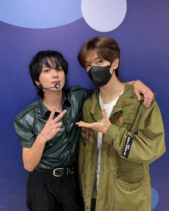 specsungie's tweet image. the fact that jisung went to both crazy and both sides very last pre recordings is so funny to me lol. this needs to be a thing now where jisung shows up to all the dreamies solo stages at the very last minute🤭