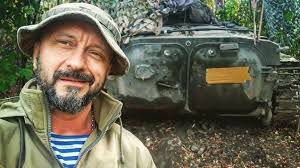 pogrebeckij's tweet photo. Як Зеленський готувався до війни.
Арешти та звинувачення Героям АТО/ООС:
1. Ігорь Лапін - "Напевно, ми розпочинаємо новий етап у житті. Йду на допит у СБУ з приводу вбитих мирних московських громадян під час прориву блокади Луганського аеропорту", - повідомив 11 листопада 2019 Лапін. Під час проведення АТО він командував 2-ю ротою «Захід» 24-го окремого штурмового батальйону «Айдар». Під його керівництвом підрозділ брав участь у звільненні населених пунктів Луганщини, зокрема Щастя, Георгіївки та Лутугиного.
2022–2023 роки: Після початку повномасштабного вторгнення Росії Лапін повернувся до війська. У 2022 році він командував батальйоном спецпризначення (зокрема на Бахмутському напрямку). У травні 2022 року, перебуваючи на передовій у Луганській області, отримав поранення. Кримінальну справу не закрито. Один із волинських "айдарівців" Олександр Калюжний (Саша Харківський) пояснює, що його побратимів допитують до СБУ, за фактом смерті російського найманця Білібіна, який був заступником отамана донського козацтва Козицина та перевозив ящики зі снарядами та зброєю.
2. Справа вбивства Павла Шеремета (грудень 2019)
У грудні 2019 року Міністерство внутрішніх справ назвало підозрюваних у вбивстві журналіста Павла Шеремета. Всі вони мали відношення до волонтерського або ветеранського руху:Андрій Антоненко (Riffmaster) — сержант Сил спеціальних операцій, музикант.
Юлія Кузьменко — дитячий хірург, волонтерка.
Яна Дугарь — військова медсестра.
Інна та Владислав Грищенки — ветерани АТО (проходили як особи, що могли володіти інформацією або бути причетними).
Справа не закрита, припинена у зв'язку з мобілізацією підозрюваних. Ініціатор справи, колишній міністр, Аваков утік до Італії. Справа почала розсипатися відразу після його відкриття. Піарився на арешті "звинувачених" Зеленський.
3. Справа Вікторії Котеленець («Фортуна») (січень 2021)
Ветеранку АТО Вікторію Котеленець затримали у січні 2021 року безпосередньо у Міністерстві ветеранів, куди вона прийшла отримувати посвідчення УБД. Її звинуватили в участі у незаконних збройних формуваннях на основі фотографії з «параду полонених» у Донецьку в 2014 році, де, за версією слідства, була жінка, схожа на неї. Хоча офіційні портретні експертизи підтвердили, що на знімках з Донецька зображена інша особа (ймовірно, мешканка Донецька Ольга Сухова), а не Вікторія, справа досі не закрита. 
4. Особливо великий резонанс у військах викликали арешти співробітників Міноборони з-поміж "кіборгів" - захисників Донецького аеропорту - з 79-ї окремої аеромобільної бригади (зараз це 79-а окрема десантно-штурмова бригада). У вересні 2015-го полковника 79-го ОАеМБру Дмитра Марченка було призначено на посаду начальника Головного управління розвитку та супроводу матеріального забезпечення ЗСУ. Разом із ним до ГУРСМО перейшли ще кілька офіцерів 79-го ОАеМБр. 3 травня 2019 р. Марченко отримав звання генерал-майора. А 11 листопада Печерський райсуд Києва задовольнив клопотання ГБР про взяття Марченка під варту з можливістю вийти під заставу в 76,84 млн грн, у справі про "неякісні бронежилети". Пізніше такий самий запобіжний захід суд обрав заступнику Марченка полковнику Сергію Почтаренко і майору Михайлу Каморянському. Ще двох співробітників ГУРСМО – Ольга Капінус та Василь Саковець – відправлено під домашній арешт.
На захист Марченка та його побратимів виступило Міноборони, Герої України. Начальник Департаменту патрульної поліції Нац.поліції України полковник поліції Євген Жуков. Його реакція відображає загальний настрій серед боїових офіцерів: "Без емоцій і об'єктивно, звертаюся до президента Зеленського, звернути увагу на цю абсурдну ситуацію і вжити заходів щодо відновлення справедливості, - що стосується кадрових військових з бойовим досвідом і бойовими нагородами! поліція з 300 або 600 кг важких наркотиків, суд чомусь відпускає під домашній арешт. Слідство має розібратися та встановити істину щодо "бракованої партії бронежилетів". На це є закон та процес. Але поки що йде це слідство, яке ще незрозуміло, що встановить, навіщо закривати офіцерів, які все життя служили своїй країні, які своєю кров'ю заслужили на довіру суспільства цієї країни! Адекватних людей, які й не збиралися ховатися (без будинків, літаків та машин на мамі з татом та бабусі), закривають під заставу 3 млн доларів за одного. Ви зробили їх разом! Дякую, що наші послуги більше не потрібні!"
Справа проти Марченка та його побратимів досі не закрита, хоча всі експертизи показали неправильність проведення ДБР попередніх експертиз. До речі, порушення кримінальної справи ДБР за фактом "поганих" бронежилетів зірвало постачання бронежилетів, що призвело до повного відсутності броників на початок повномасштабного вторгнення. Нагадаю, що Марченко це той самий Герой оборони Миколаєва.

Отак Зеленський готувався до війни.