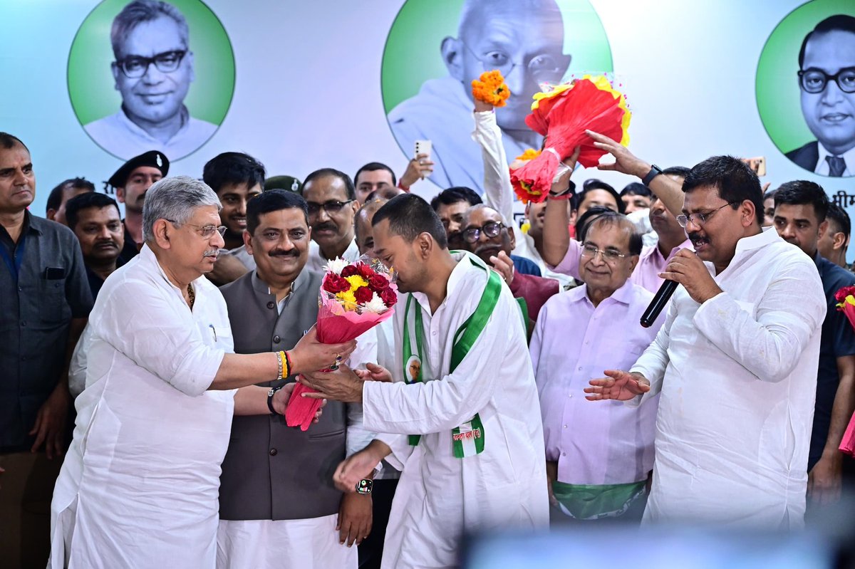 LalanSingh_1's tweet photo. पटना स्थित जद (यू) प्रदेश कार्यालय में आयोजित सदस्यता ग्रहण समारोह में श्री निशांत कुमार ने औपचारिक रूप से जनता दल (यूनाइटेड) की सदस्यता ग्रहण की। इस अवसर पर पार्टी के वरिष्ठ नेताओं, पदाधिकारियों एवं कार्यकर्ताओं की गरिमामयी उपस्थिति रही।

उनके इस कदम को संगठन को नई ऊर्जा, दिशा और मजबूती प्रदान करने वाली पहल के रूप में देखा जा रहा है। 

समारोह के दौरान उपस्थित कार्यकर्ताओं ने उनका स्वागत करते हुए पार्टी की विचारधारा और जनसेवा के संकल्प को आगे बढ़ाने की प्रतिबद्धता दोहराई।

#JDU #bihar #patna #NishantKumar 

@Jduonline