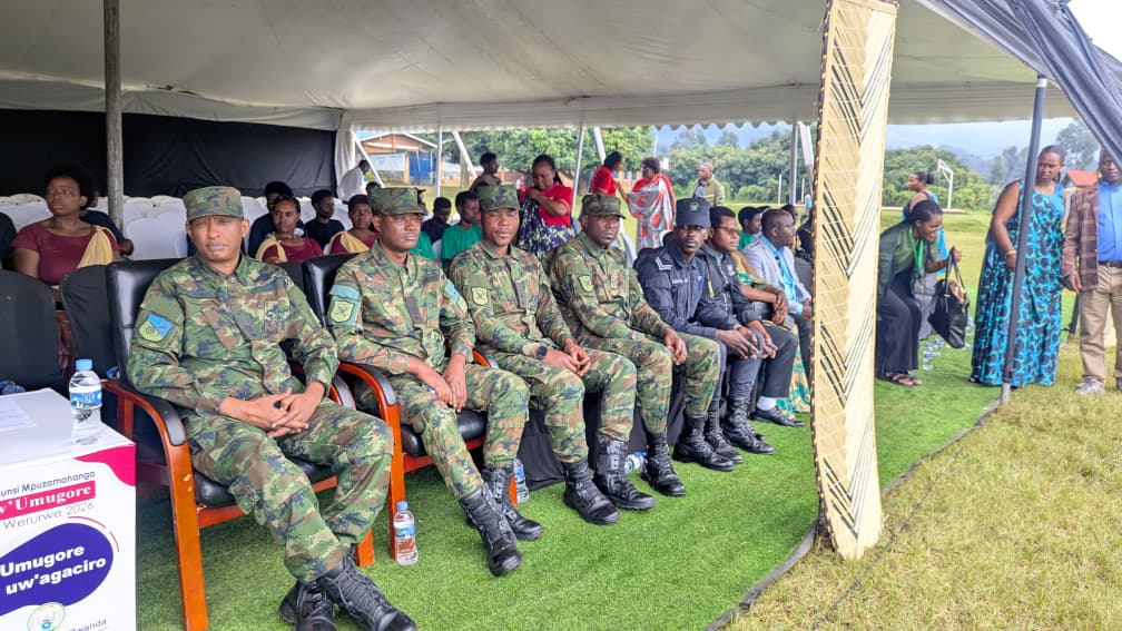 MusanzeDistrict's tweet photo. Hirya no hino mu Karere turi kwizihiza Umunsi Mpuzamahanga w'Umugore ku nsanganyamatsiko igira iti: "Umugore ni uw'agaciro". Umuyobozi w'Akarere @NsengClaudien n'itsinda ry'abadepite bayobowe na Hon. Ndangiza Madina bifatanyije n'abaturage b'Umurenge wa Nyange. https://t.co/3LQmBBFDO4