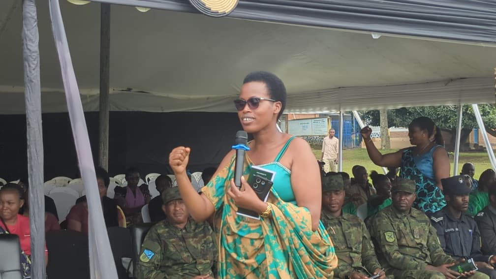 MusanzeDistrict's tweet photo. Hirya no hino mu Karere turi kwizihiza Umunsi Mpuzamahanga w'Umugore ku nsanganyamatsiko igira iti: "Umugore ni uw'agaciro". Umuyobozi w'Akarere @NsengClaudien n'itsinda ry'abadepite bayobowe na Hon. Ndangiza Madina bifatanyije n'abaturage b'Umurenge wa Nyange. https://t.co/3LQmBBFDO4