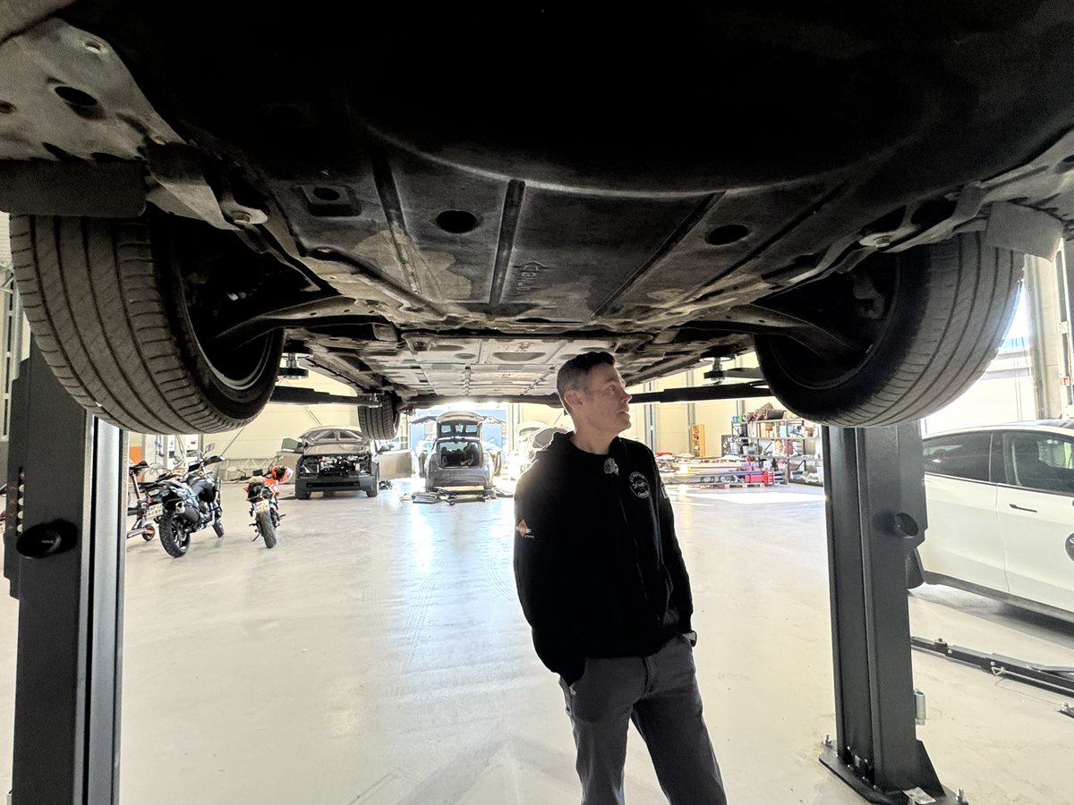 EvRepairGarage's tweet photo. Nostalgy allways will find way to Your heart. Another old friend on lift bringing back memories. https://t.co/dLJJG3MtAw