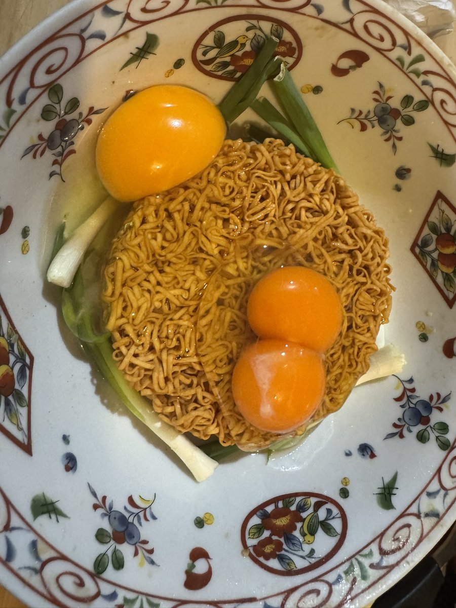 yuki7199's tweet photo. チキンラーメン作ったら
双子の卵だっ🐣🐣
ラッキー https://t.co/5wXwbK26l8