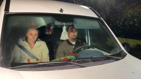 Per chi ancora difende questi genitori senza conoscere i fatti, ecco cosa è realmente successo. Cercate di leggere tutto prima di commentare.
Nel 2021 Nathan e Catherine, con tre figli piccoli, si trasferiscono in un casolare fatiscente a Palmoli: niente acqua corrente, niente