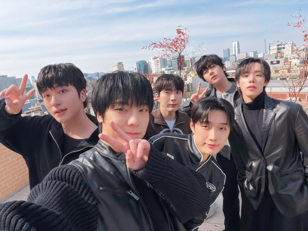 [📸]

주말의 마무리는 포애기와 함께 🍃☀️
남은 주말 잘 보내고, 우리 다음 주도 힘차게 시작해 봐요! 💪

#OMEGA_X #오메가엑스