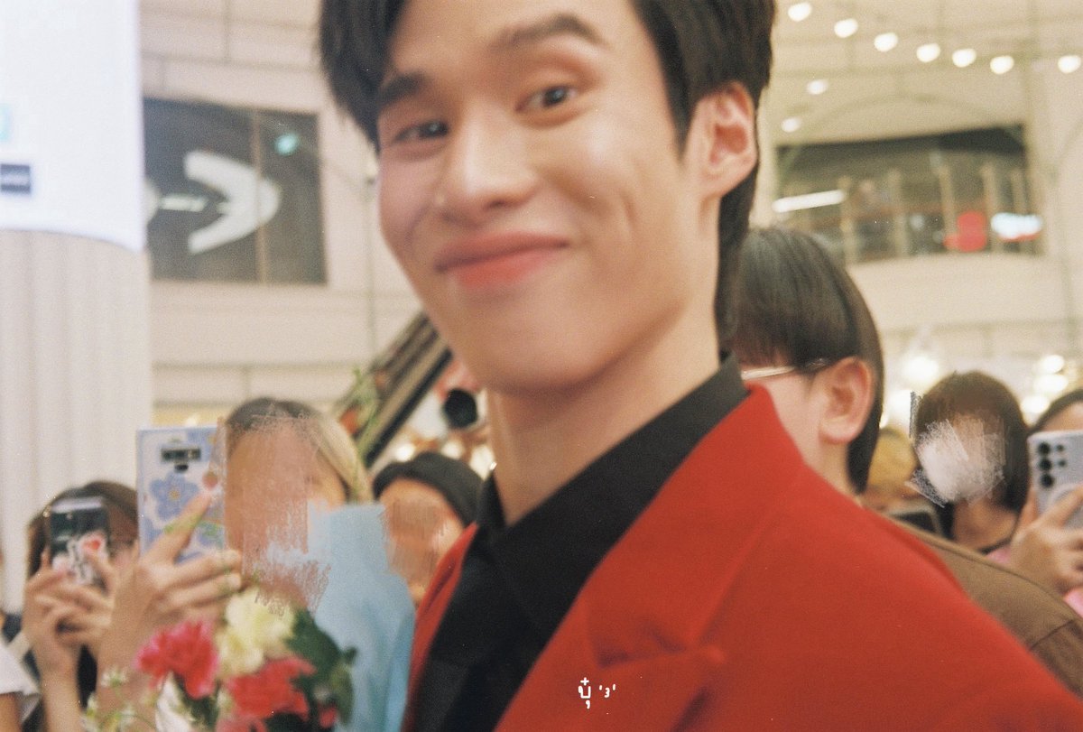 #peakpeemapol flower boyyy ♥️•♥️🌺 

นรักนรัก 🥺 คือนี่กะจะถ่ายฟิมตอนพี่พีคเดินลาฟคเจ๋ยๆไม่อยากเรียกขอถ่ายแย้วเกรงใจ 🥹 แต่พี่พีคคงเหนชันเล็งกล้องอยุ่เลยหยุดยิ้มให้ถ่ายง่ะ 🥺♥️🐰

(เซง ไม่โฟกัส😿😿😿)