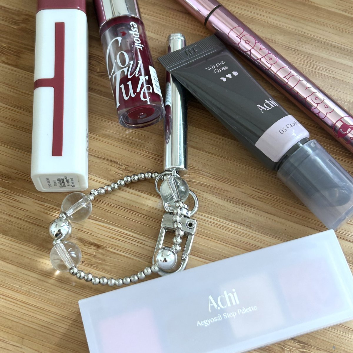 持ち運びコスメ🩰 A.chiの涙袋パレット、コンパクトでコンシーラーもラメも入っているのでお直し用にぴったりだと気づいた😌TIRTIRのノベルティーで貰ったブラシもチャームになっていて便利🎀