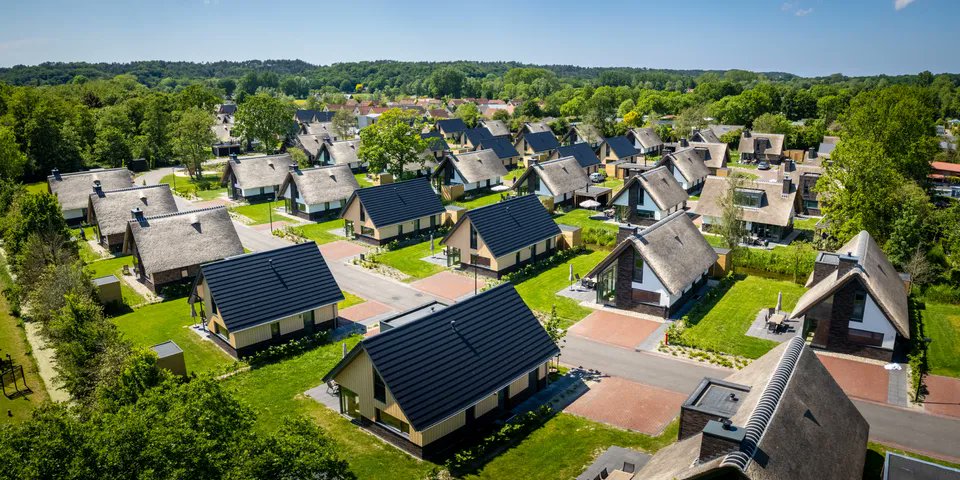 Ik boekte graag bij vakantiepark #Landal, spreek uit Lan-dal, op z'n #Hollands dus. Wie verzint het om dat in reclamespotjes op de #radio plotseling Len-del te noemen? Wat is er mis met onze taal? Is het overgenomen door buitenlands bedrijf? #dtv