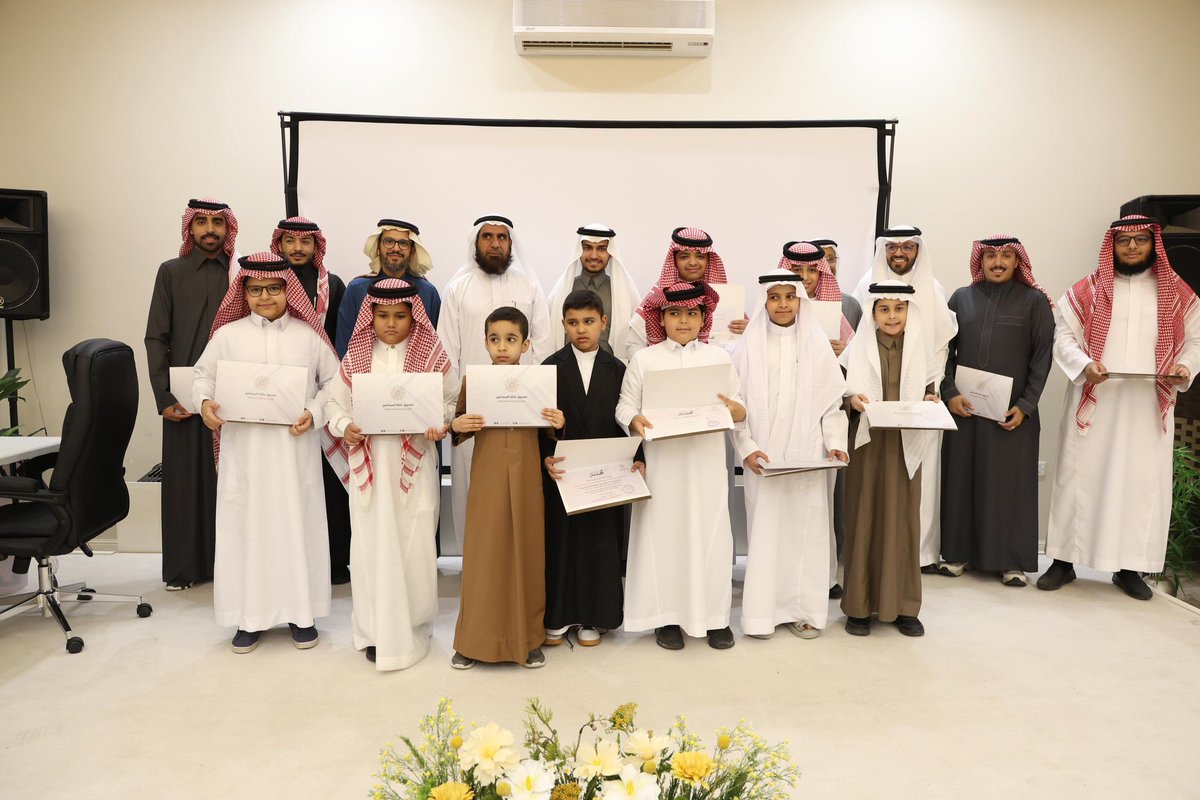 quranahsa's tweet photo. امتداداً لرسالتها في ترسيخ تعليم القرآن الكريم، شاركت جمعية تحفيظ القرآن بالأحساء في حفل تكريم الفائزين بمسابقة "عائلة السماعيل" 
للقرآن الكريم @alismail_family، التي أُقيمت بتحكيم من الجمعية، وذلك مساء الجمعة 17 رمضان 1447هـ.
​شهد الحفل حضور المدير التنفيذي للجمعية د. سليمان بن إبراهيم الحصين، ورئيس المجلس التعليمي أ. محمد العفالق، وأعضاء الفريق التعليمي، حيث سادت أجواء إيمانية احتفت بجهود أبناء وبنات العائلة في حفظ كتاب الله وتلاوته.
​وفي خطوة تعزز العمل المجتمعي، اختُتم الحفل بتوقيع اتفاقية شراكة بين الجمعية وصندوق عائلة السماعيل، مثّل العائلة فيها رئيس مجلس الأمناء أ. عبدالله بن إسماعيل السماعيل؛ وتهدف هذه الشراكة إلى دعم المبادرات القرآنية وتوسيع نطاق خدمة كتاب الله في المجتمع، تجسيداً للتكامل بين الجمعية والأسرة في العناية بتعليم كتاب الله تعالى.