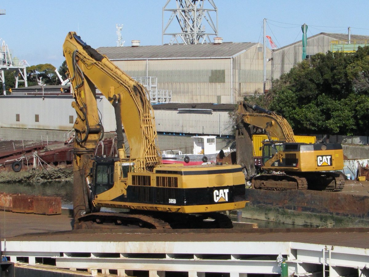 fumi_fumin5012's tweet photo. CAT 385B ラバンティー

船舶解体屋の大型解体機。奥にも365C Lラバンティー。切断作業が見てみたい。
#春のCat油圧ショベル祭り https://t.co/Hs36Mj0sQx