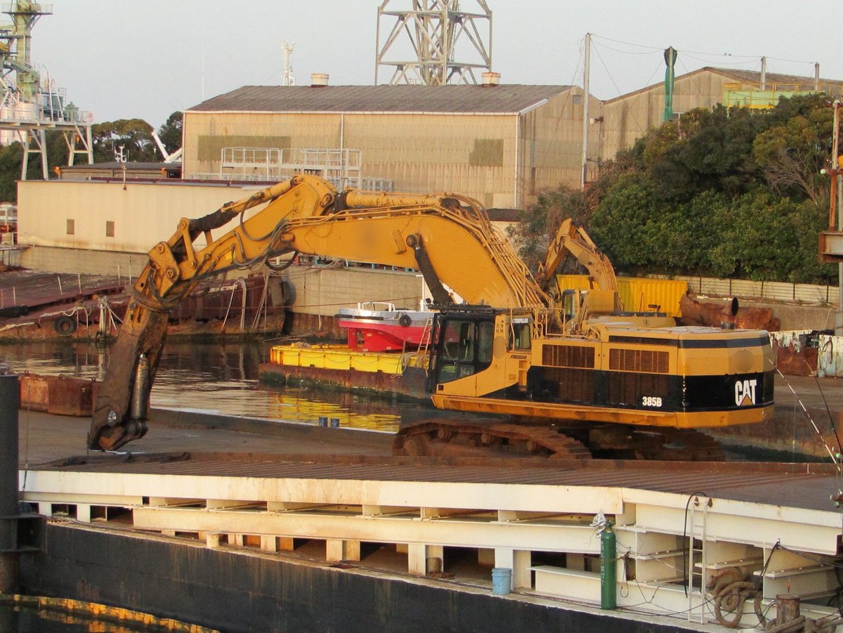 fumi_fumin5012's tweet photo. CAT 385B ラバンティー

船舶解体屋の大型解体機。奥にも365C Lラバンティー。切断作業が見てみたい。
#春のCat油圧ショベル祭り https://t.co/Hs36Mj0sQx