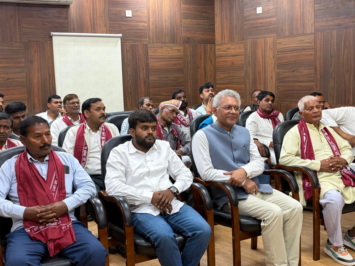 आज वाराणसी स्थित डाक बंगले पर लोगों की समस्याएं सुनीं।

#Varanasi