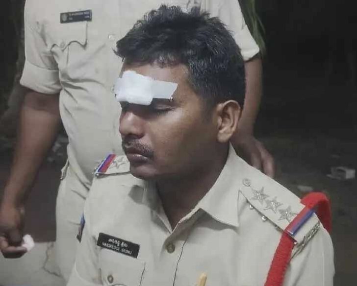 Stone attack on Gunadala CI Vasireddy Srinu during Tirupatamma Ammavari festival bandobast in Penuganchiprolu, left the officer injured on his forehead. He was shifted to a nearby PHC for treatment.
#police have launched a probe and are searching for the attackers.
#AndhraPradesh