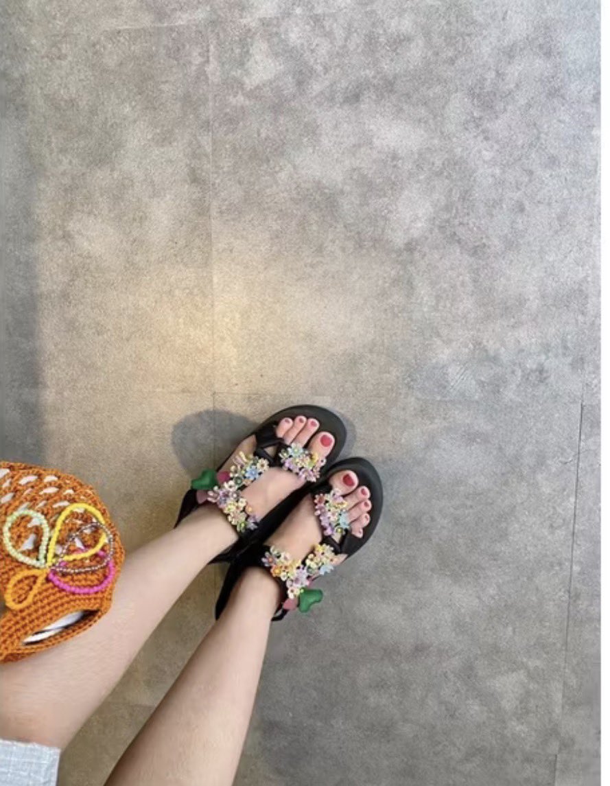 glowinbeautyy's tweet photo. Guys yg nyari sendal buat lebaran, mending beli di brand ini deh.
Local brand, harga affordable dan LUCU GEMES SEMUAAAA 😭😭😭 https://t.co/9xZzkLlkWV
