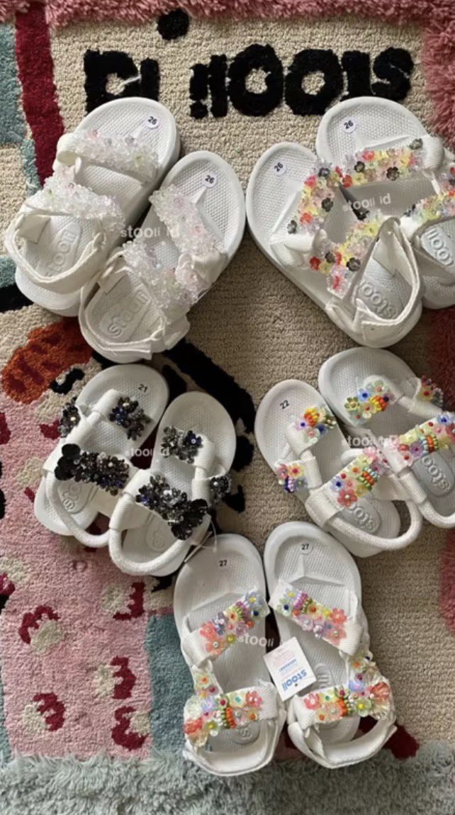 glowinbeautyy's tweet photo. Guys yg nyari sendal buat lebaran, mending beli di brand ini deh.
Local brand, harga affordable dan LUCU GEMES SEMUAAAA 😭😭😭 https://t.co/9xZzkLlkWV