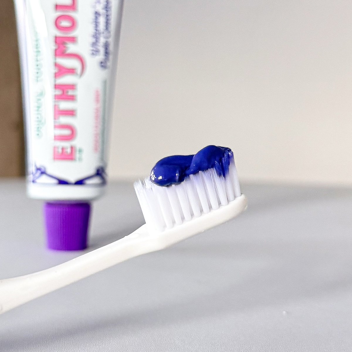 PR Box จาก EUTHYMOL มาถึงคือกรี๊ดก่อนเลย แบมแบมเป็นพรีเซนเตอร์ทั้งที จะไม่ลองได้ไง 

ตัวนี้เป็นยาสีฟันขายดีใน Olive Young เกาหลี Euthymol Whitening Purple Corrector
ยาสีฟันสีม่วงช่วยหักล้างโทนเหลืองแบบ Color Correcting แปรงแล้วฟันดูสว่างขึ้น หลังใช้ต่อเนื่อง

กลิ่น Peach Floral