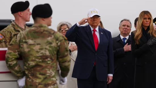WTF is this? This is not a salute! It looks like the uncouth slob is trying to keep the sun out of his eyes!
#TrumpIsATraitor #veteransagainstwar #veteransagainsttrump