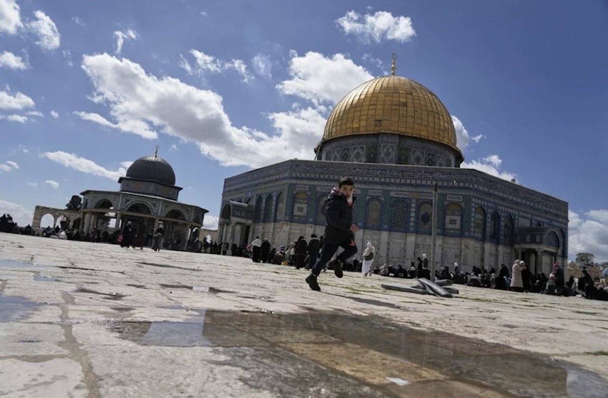 MagnifiqueTomy's tweet photo. Iran met en garde : Israël préparerait une attaque sous faux drapeau contre Al-Aqsa.

Selon une source du ministère iranien du Renseignement, citée par l'agence Tasnim et relayée par Al Mayadeen, Tel Aviv envisagerait de frapper la mosquée Al-Aqsa… pour en accuser Téhéran.

Le scénario ? Un drone ou un missile. La cible ? Le troisième lieu saint de l'islam. Le but ? Embraser le monde musulman contre l'Iran, juste avant la Journée Al-Qods.

La source iranienne précise que des colons évacuent discrètement les abords du site depuis jeudi. Comme s'ils savaient. Comme s'ils préparaient le terrain.

Pendant ce temps, Israël interdit l'accès à la mosquée aux fidèles. Les prières du vendredi sont suspendues. "Mesures de sécurité", dit-on.

L'Iran appelle les musulmans et la communauté internationale à la vigilance. Une attaque contre Al-Aqsa, ce serait une ligne rouge. Avec des conséquences que personne ne peut mesurer.

Mais on connaît la méthode. Spécialité israélienne : allumer le feu, accuser le voisin, regarder le monde brûler.

Lien de l’article en commentaire.