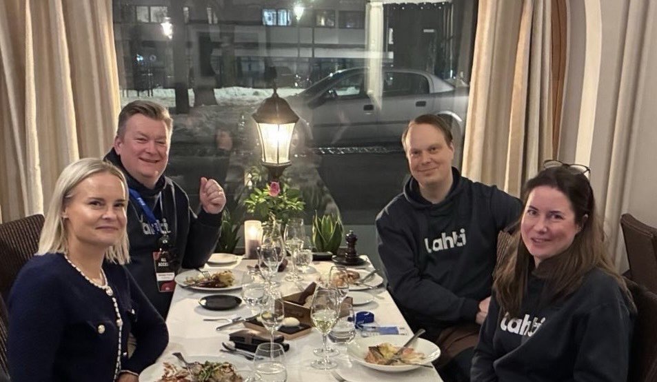 ir_rkp's tweet photo. Lahti on hieno kaupunki! ❄️🎿⛷️

Erinomaiset päivät yritysvierailujen, kaupunginedustajien, perussuomalaisten ja tietenkin Salppurin kisojen parissa. Mahtava tunnelma upeassa säässä.

Kiitos kaikille järjestäjille ja etenkin Francis, Pekka ja Elina! ❤️

(Fanikuvassa neljän olympiakullan Simon Ammann, edelleen kisaamassa.)