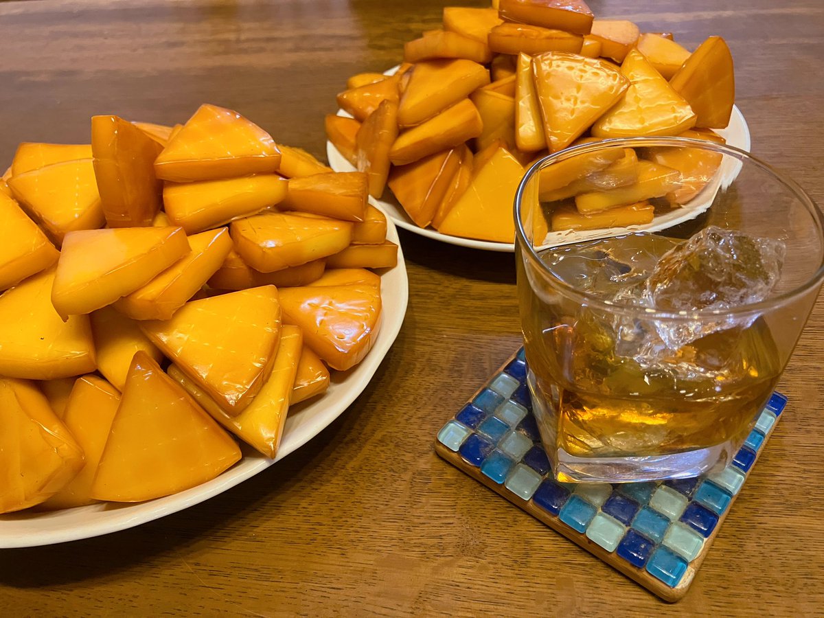 出来立てを食べれるのが造った者の特権😁
絶対に飲み過ぎるパターン🥃
そして鼻が燻製フレーバーでバカになっとる🙄
#燻製　#スモークチーズ