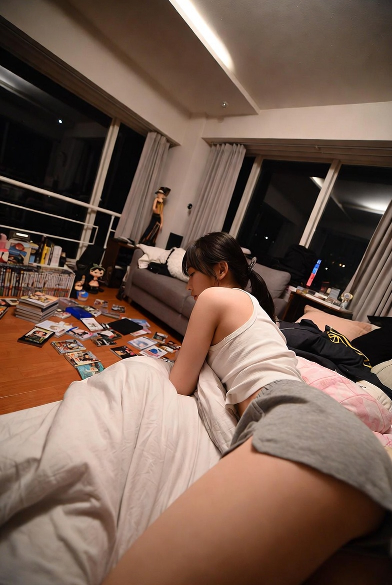 Almeeeeda's tweet photo. 夜は何観ようかな❤
#AIart #AIグラビア https://t.co/ENzHfvKdwX