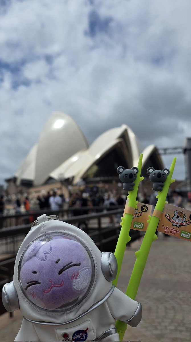 お散歩おさんぽ🎶
ほんま、オージーってちょっとの雨じゃ傘ささない。
てか傘持たないよね。今日の天気予報はずっと雨だったのにね...☂️

ソンファさんと一緒のコアラのペンも無事GETできて良かった〜🥰