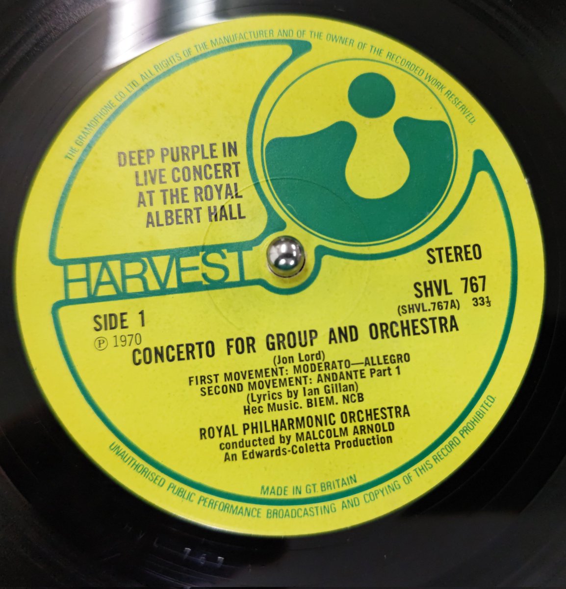 Deep Purple Royal Phillharmonic Orchestra / Concerto For Group And Orchestra
若い頃は全く聴かなかったけど、最近聴く頻度が高いアルバム🎵
ジョン・ロードがオーケストラ用に書いたスコアにディープ・パープルのメンバーがところどころで演奏して、ギランも少し歌ってます☺️✨