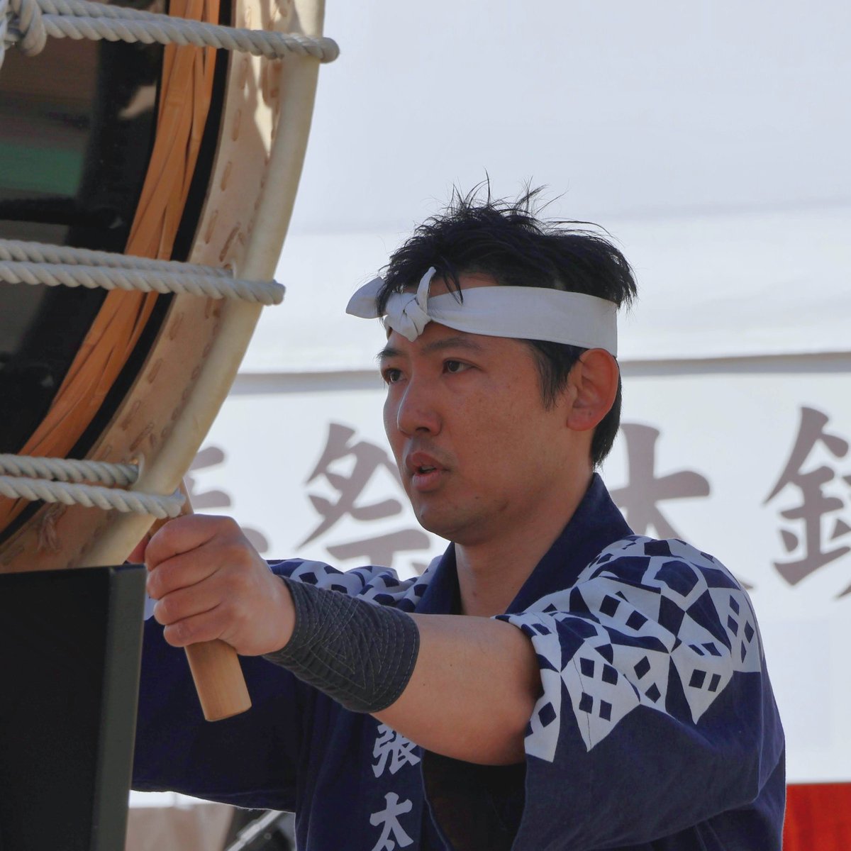 owaridaiko's tweet photo. 大縣神社の豊年祭を来週に控えた今日、大鏡餅つき神事にて演奏を奉納させていただきました。

豊年祭で奉納する数トンもの超巨大な鏡餅をつくるため、一日がかりでひたすら餅つきする行事です。

地域の方が集い、力を合わせてお祭りをつくりあげていくのは素晴らしいですね。 https://t.co/hEw02HQWZl