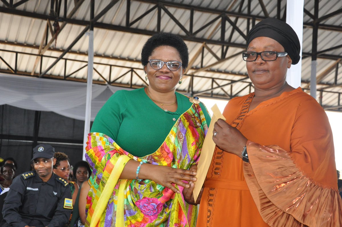 Kamonyi's tweet image. #Musambira: Ibirori by'umunsi w'Abagore byaranzwe no gushimira ababaye indashyikirwa mu guharanira iterambere ry'umuryango. Abana bagaburiwe indyo yuzuye nk'ikimenyetso cyo gukomeza muri uwo murongo wo guharanira imibereho myiza, hari imiryango yorojwe amatungo magufi n'amaremare