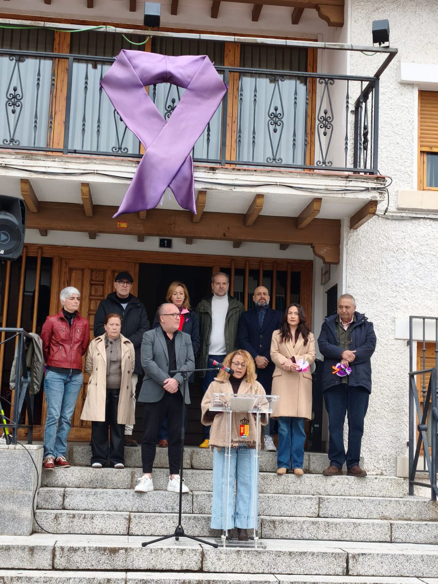 Hoy hemos asistido al acto institucional de colocación del lazo con motivo del #8M. Los concejales del PSOE de #Arroyomolinos reafirmamos nuestro compromiso con la igualdad real entre mujeres y hombres y con la defensa de los derechos conquistados. #DiaInternacionalDeLaMujer