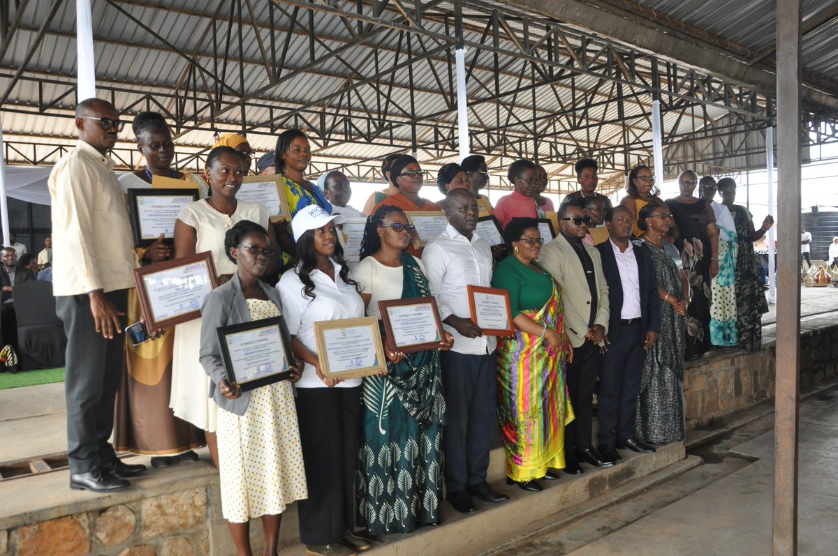 Kamonyi's tweet image. #Musambira: Ibirori by'umunsi w'Abagore byaranzwe no gushimira ababaye indashyikirwa mu guharanira iterambere ry'umuryango. Abana bagaburiwe indyo yuzuye nk'ikimenyetso cyo gukomeza muri uwo murongo wo guharanira imibereho myiza, hari imiryango yorojwe amatungo magufi n'amaremare