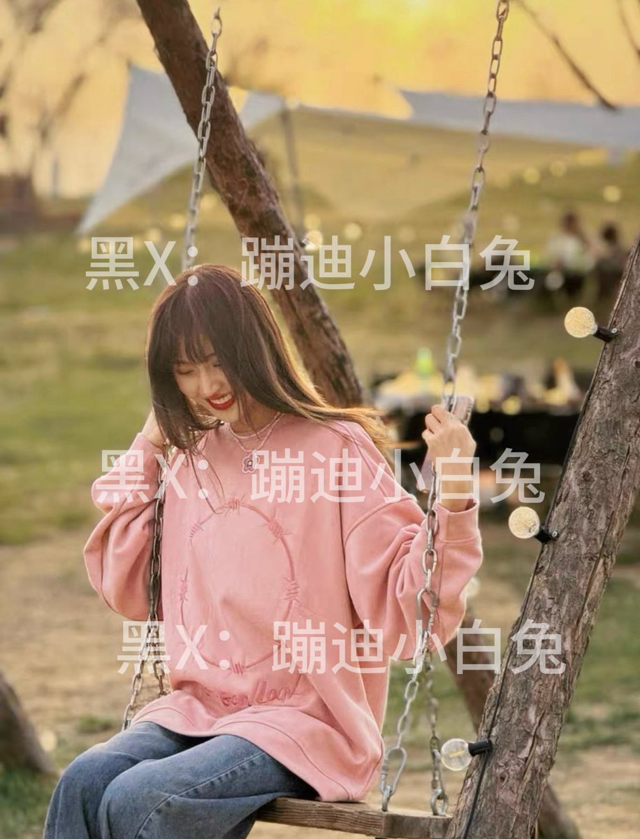 FengClubBunny's tweet photo. 哥哥，你穿旧了的衣服扔给她穿，再让她44块二手卖出去是吗？哥哥你真的好抠门 https://t.co/36T1eems0l