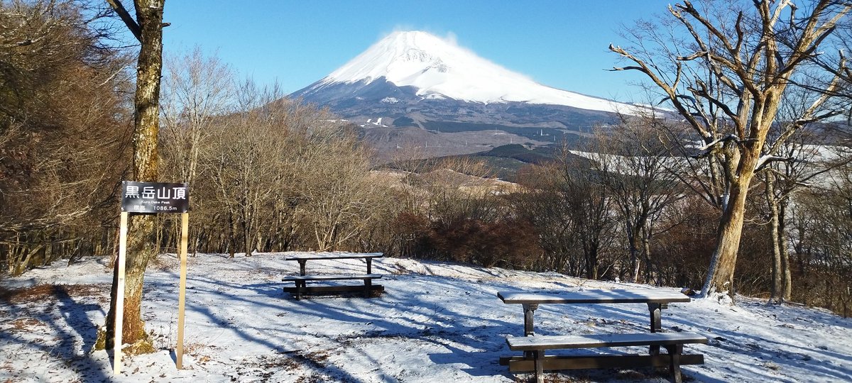 yyyouzo's tweet photo. やっぱり雪化粧の富士山は良いなあ。何度見ても魅せられる。注目しちゃう。やっぱり登ってみるかなあ夏の富士山。あんまり混んでると引いちゃうんだよなあ。 https://t.co/mKSaQY350Q