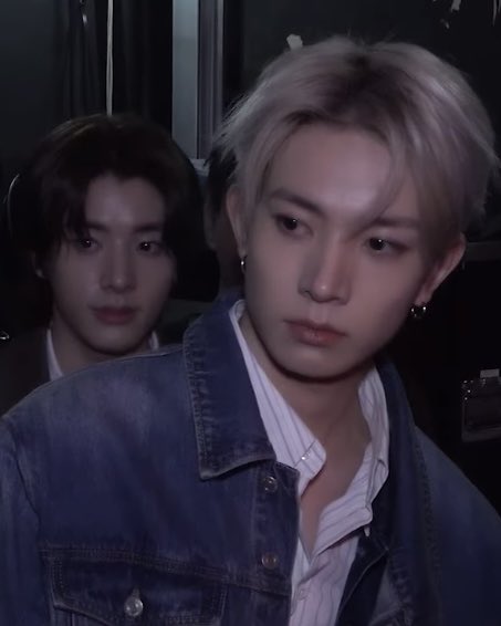 HSNGLOUVRE's tweet photo. heeseung, a babygirl behind you! https://t.co/oFooZJ0miL
