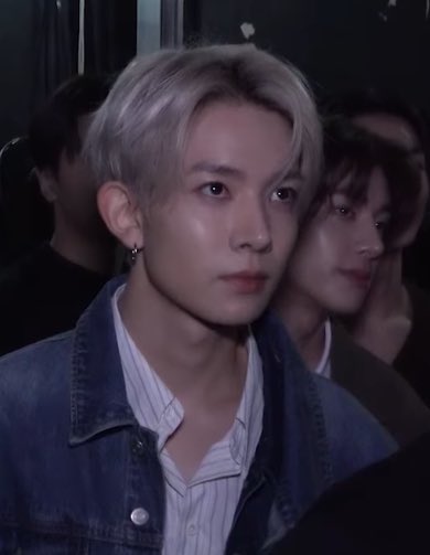 HSNGLOUVRE's tweet photo. heeseung, a babygirl behind you! https://t.co/oFooZJ0miL