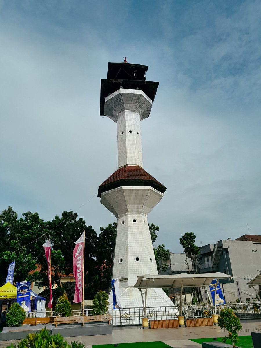 khadijah2817's tweet photo. Foto di masjid agung ats-tsauroh yang terletak di kota serang provinsi banten sekaligus tempat bersejarah di kota serang.
Aksiktetur bangunanya mirip masjid di jawa sekaligus di tiangnya ada ornamen berbentuk labu.
#lightroom #mosque #historytelling
#photography https://t.co/dWdjXKiVos