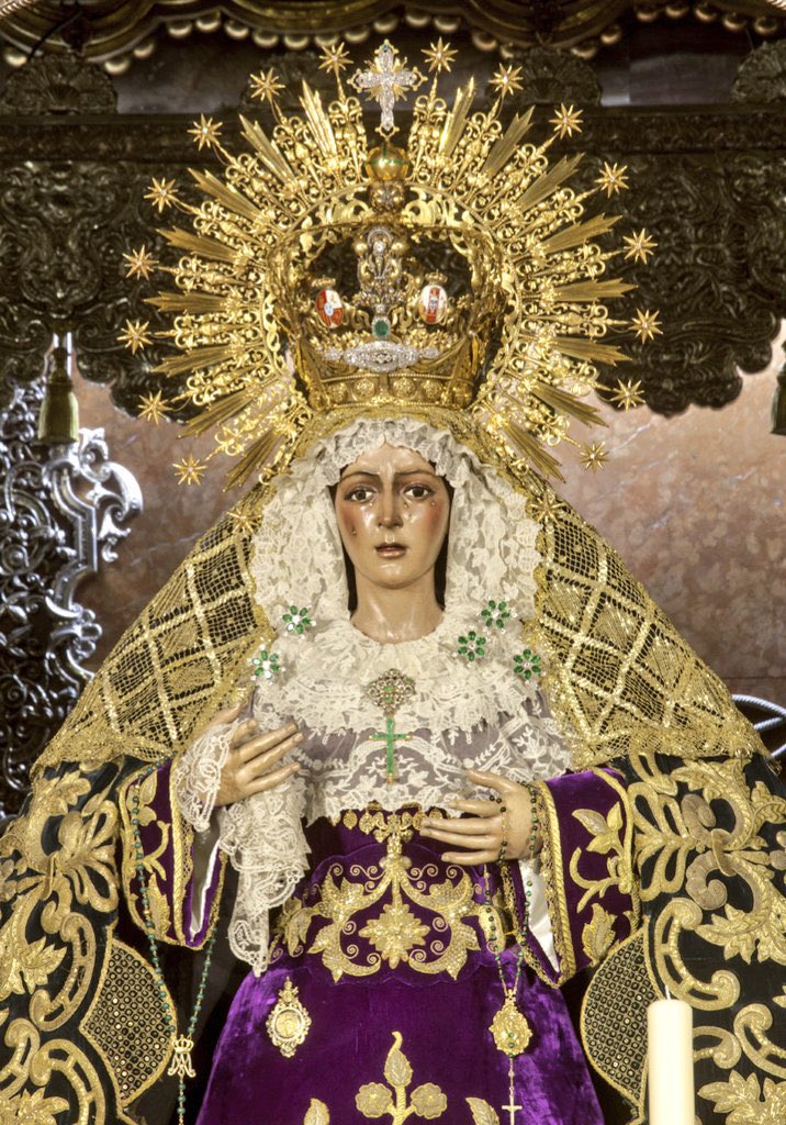 PabloGTorrejon's tweet photo. Las mismas prendas, para el mismo culto pero con distinta disposición y sobre todo, distinta técnica. 

Hay gente que seguirá sin ver la importancia de un buen vestidor pero la naturalidad que desprende la Esperanza hace años que no se veía. https://t.co/tNzIvk0J3j