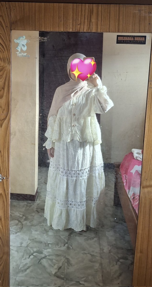 _piwpiwpii's tweet photo. guyss ada yg masih cari baju lebaran ga?🥹 aku ada setrok katbol warna Butter yellow, sumpah ini aslinya cantik bgtt detail katbol nya juga ga lebay. aku jual karena double order🥲 baru bgt dateng paketnya.
jual rugi aja 300k udah satu set.
order by shopee yaa♥️🫵 https://t.co/pYNhnai4Il