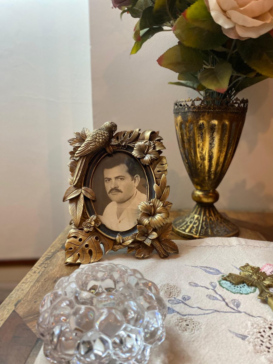 Babacığım 36 yıl öğretmenlik yaptı Devletimizden başarı belgeleri aldı ve bir kez de disipli cezası  6 Mayıs 1972 Deniz GEZMİŞ,Hüseyin İNAN ve Yusuf ASLAN'ın asıldığı gün idarecisi olduğu okulda Bayrağı yarıya indirdiği için

Benim DEVRİMCİ,yakışıklı babacığım toprağın gül koksun