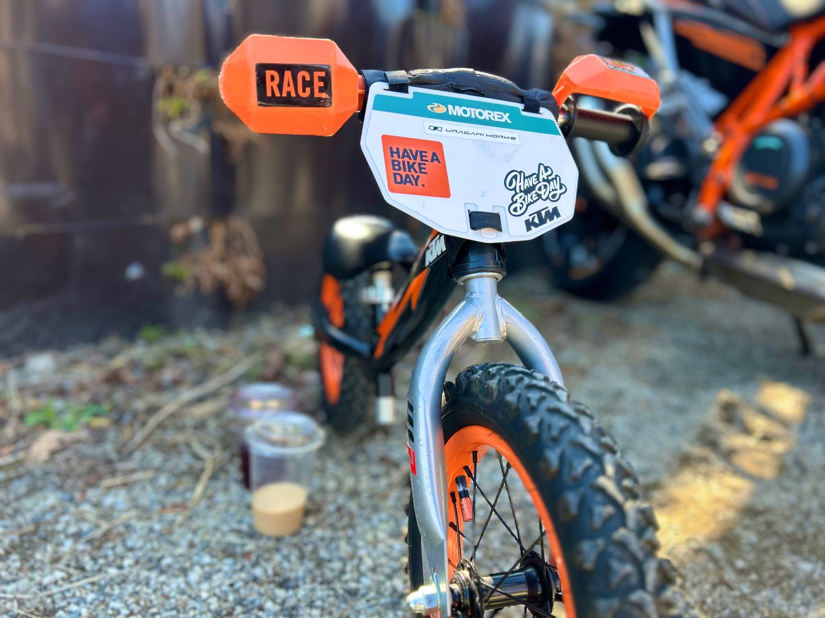 sy62r__'s tweet photo. 買って速攻、息子と一緒に貼らせてもらいました🔥
#haveabikeday https://t.co/ez5slL7ZcA