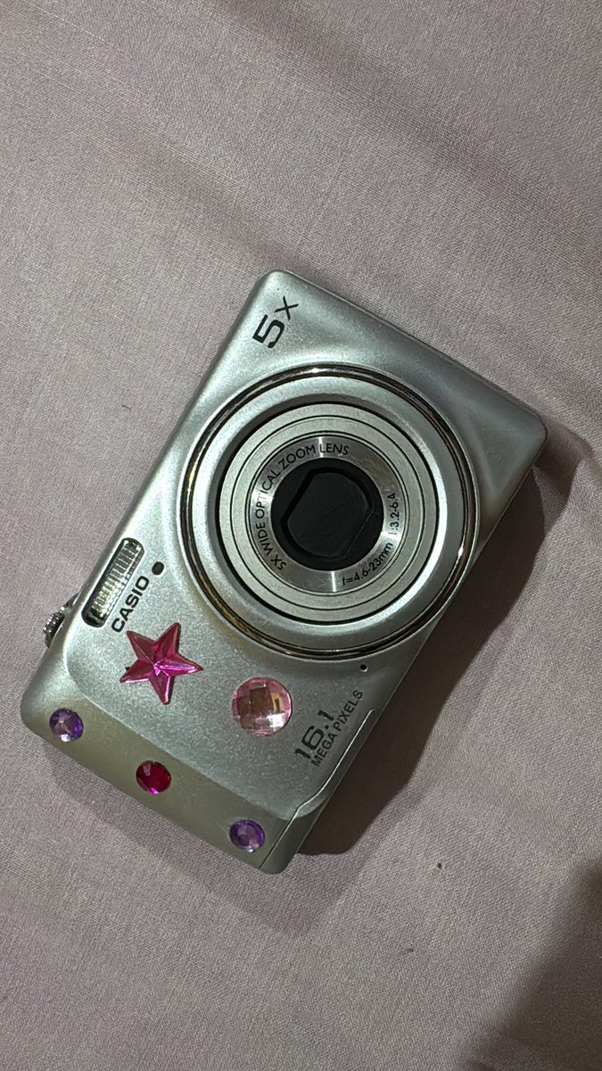 naratwinkle's tweet photo. WTS WTS WTS hyyy, aku mw jual digicam aku karena aku mau beli digicam yang laainn. Digicamnya Casio exilim qv r300 udah include memori card 8gb dan charger 950k nego ajah dulu siapa tau cocok https://t.co/59z7uv0nMZ