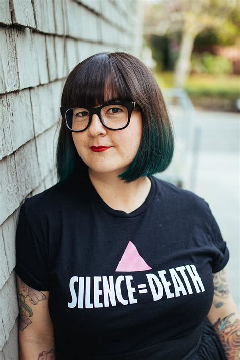PaniniComicsEsp's tweet photo. #8M #autoras
MARIKO TAMAKI (Toronto, 1975)
Guionista y novelista canadiense, sus novelas gráficas suelen explorar la identidad o la adolescencia, particularmente de personajes femeninos. Ha trabajado tanto cómic indie como para las dos grandes superheroicas, con créditos en Hulka o X-23 para Marvel, o en DC Wonder Woman y Detective Comics.
La novela gráfica para jóvenes adultos Harley Quinn: Cristales Rotos, que publicamos el mes pasado, es una de las obras por las que obtuvo en 2020 el Eisner a Mejor guionista, y su Zatanna: Abajo la sala junto a Javier Rodríguez ganó el Eisner a Mejor serie limitada en 2025