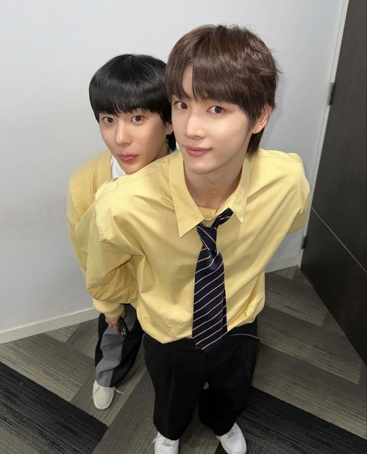 เข้าใจซองชานทุกอย่างเด็กที่หลบอยู่หลังพี่ตอนนั้นพูดเสียงเบาๆขี้อายโตแล้วแต่ก็ยังเป็นน้องเล็กของพี่อยู่ดี y——y