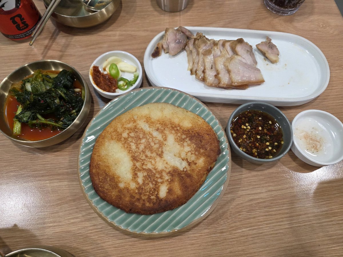 rainbowle's tweet photo. 저녁은 봉평막국수&amp;들기름 막국수~ 감자전과 수육은 뽀나스입니다.
이집 깔끔하네요 https://t.co/7ARY3LSAH7