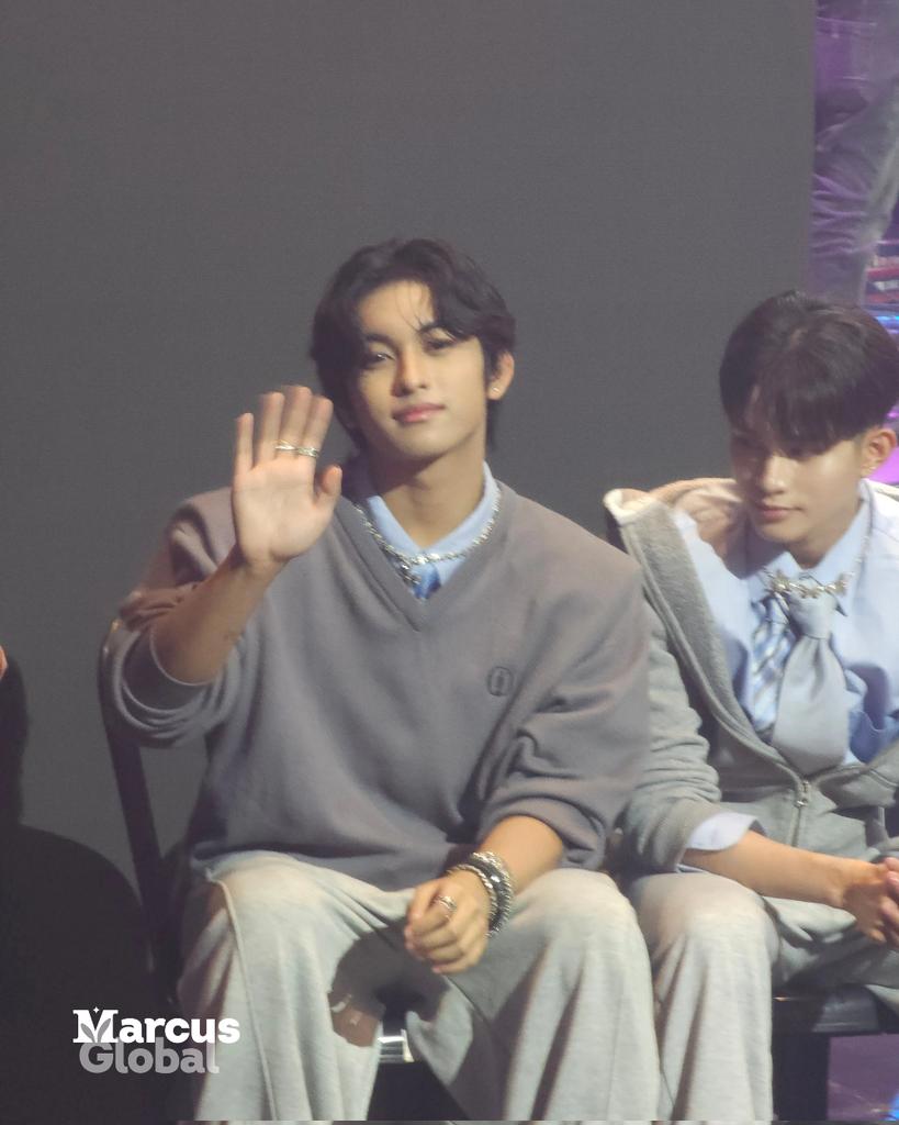 [🎥] 260307 -🐰 says hi!

HORI7ON <VIBE PH GUESTING>

VIBE NOW WITH HORI7ON

#HORI7ON_OPMCountdown
#HORI7ON #호라이즌 #MARCUS #마커스
<a href="/HORI7ONofficial/">HORI7ONofficial</a> <a href="/vibephtv/">vibeph.tv</a>