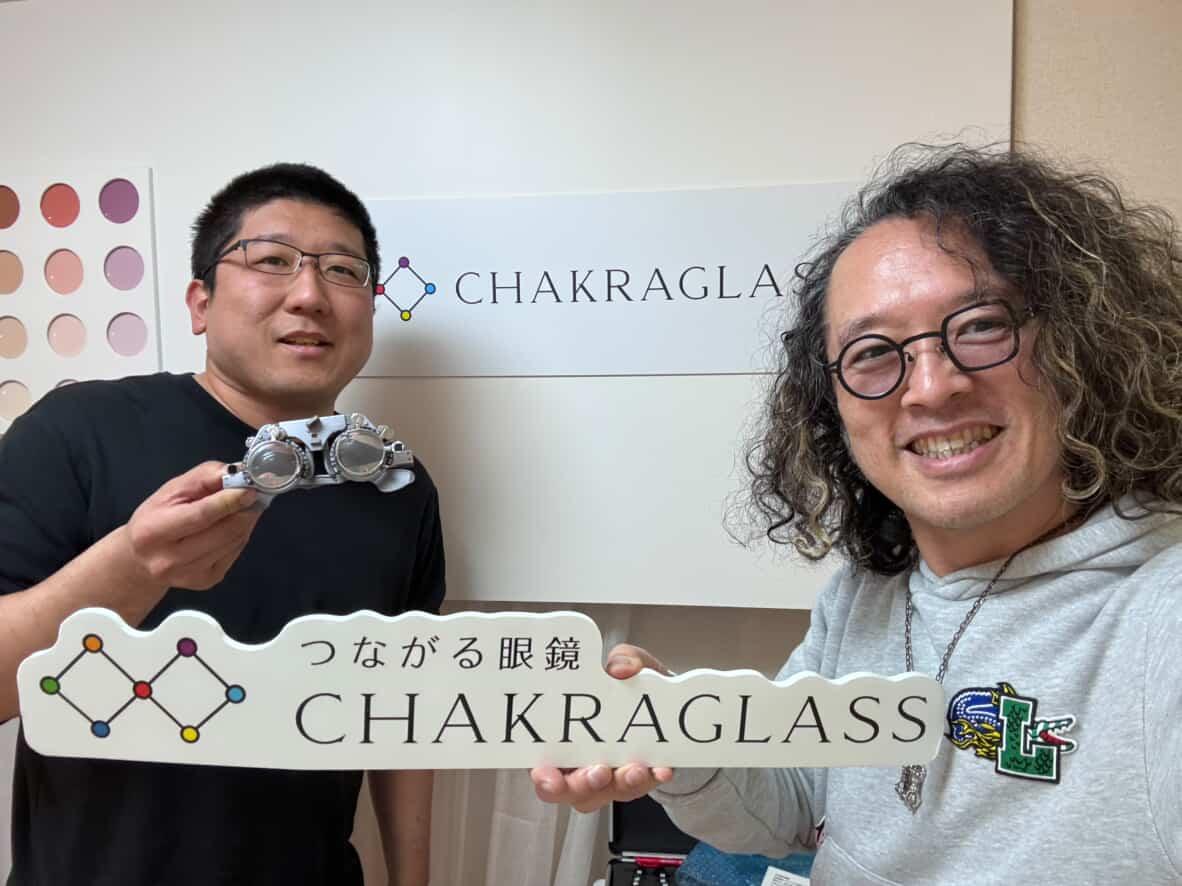 私は「眼振」があります。
長年、視界の揺れに悩んできました。

目の揺れに合わせるように
頭も揺れてしまう。

学生時代は
それを冷やかされたこともありました。

娘もその遺伝を受け継ぎ
同じように悩んでいました。

娘には
あの体験はしてほしくない。

でも、どうにもできなかった