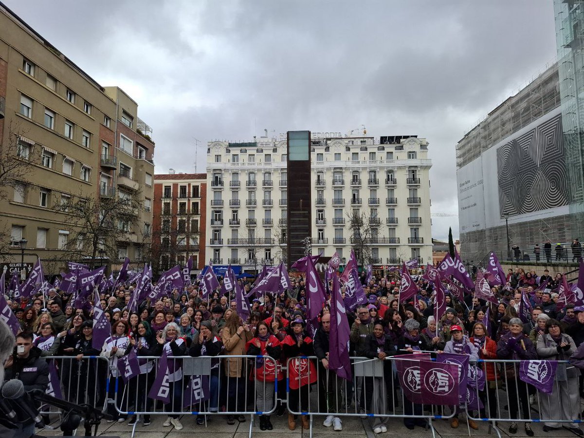 🟣 En la plaza del Museo Reina Sofía nos concentramos sindicalistas feministas frente al negacionismo y el odio.

"Si nos unimos, podemos frenar en seco esta ola ultra y sus intentos de dar marcha atrás a todo lo que hemos conseguido. No vamos a permitir que nos nieguen la