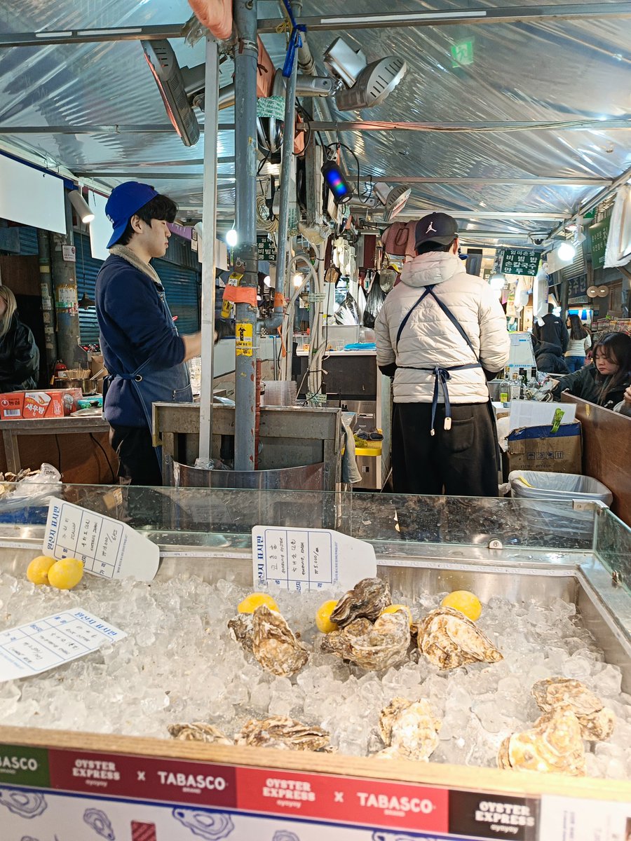 กินหอยร้านวัยรุ่นสร้างตัว
วัยรุ่นผู้ชายขายกันอยู่ 4 คน